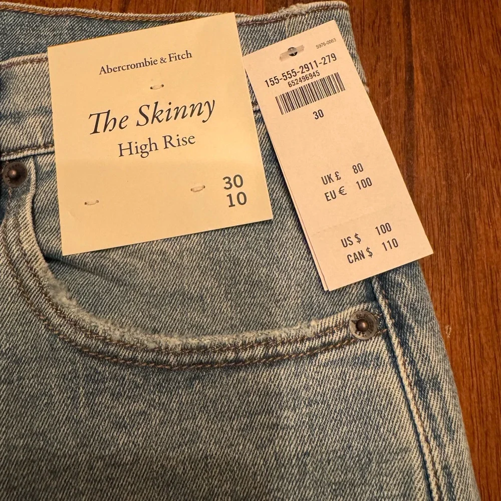 Abercrombie & Fitch Women’s The Skinny High Rise Light Wash Jeans - Picture 4 of 8